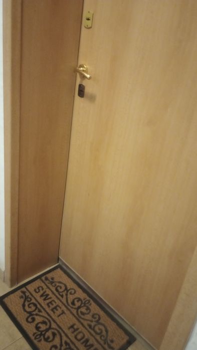 Блиндирана входна врата с винкелова конструкция и ПДЧ каса. Транспорта трябва да е камионче.