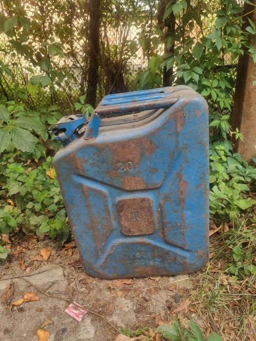 Канистры под бензин,солярку
