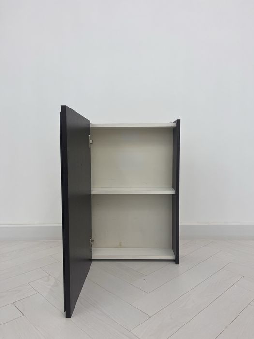 Подвесной деревянный шкафчик