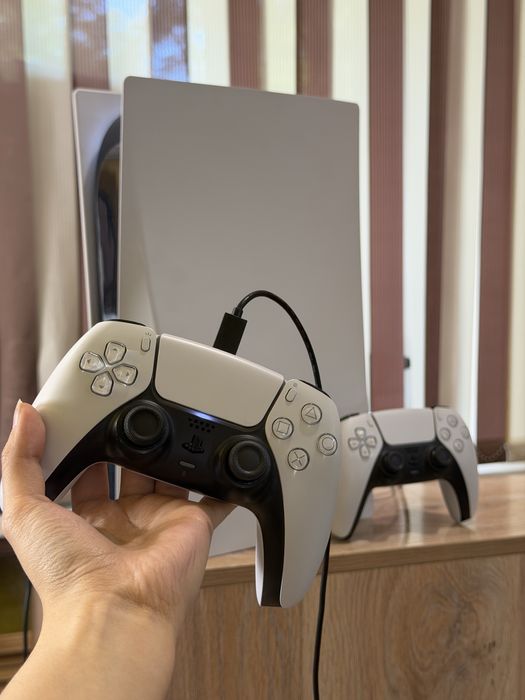 PlayStation 5 + 2 геймпада