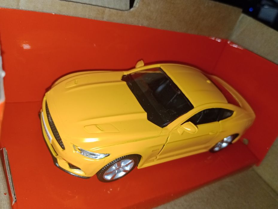 Модели машин 1/32. Yellow