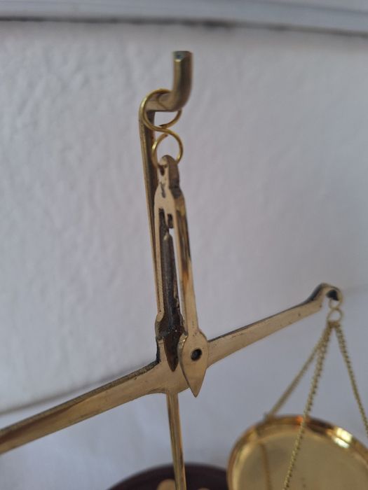 Везна от бронз със дървена основа