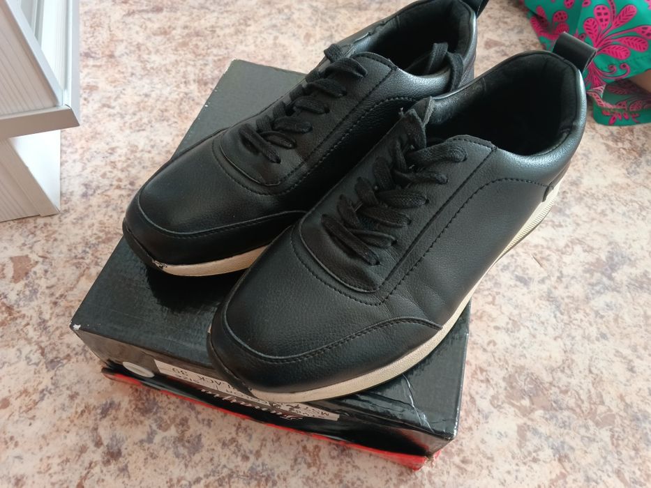 Черные кроссовки