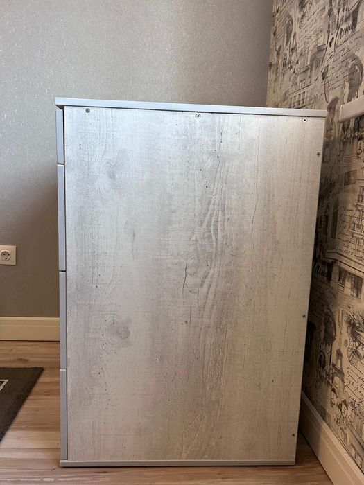 Комод добротный светло-серый