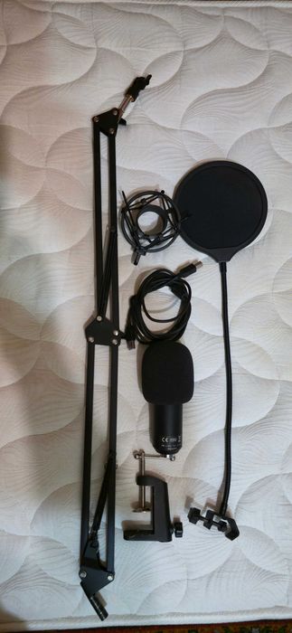 Продавам професионален микрофон със стойка и монтаж на маса