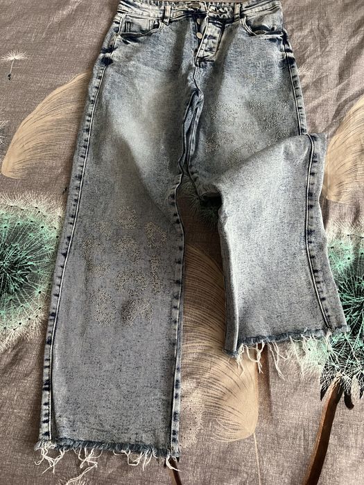 Дамски дънки с камъчета – широк крачол