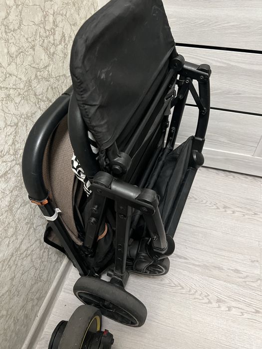 Раскладная детская коляска с откидным механизмом ручки