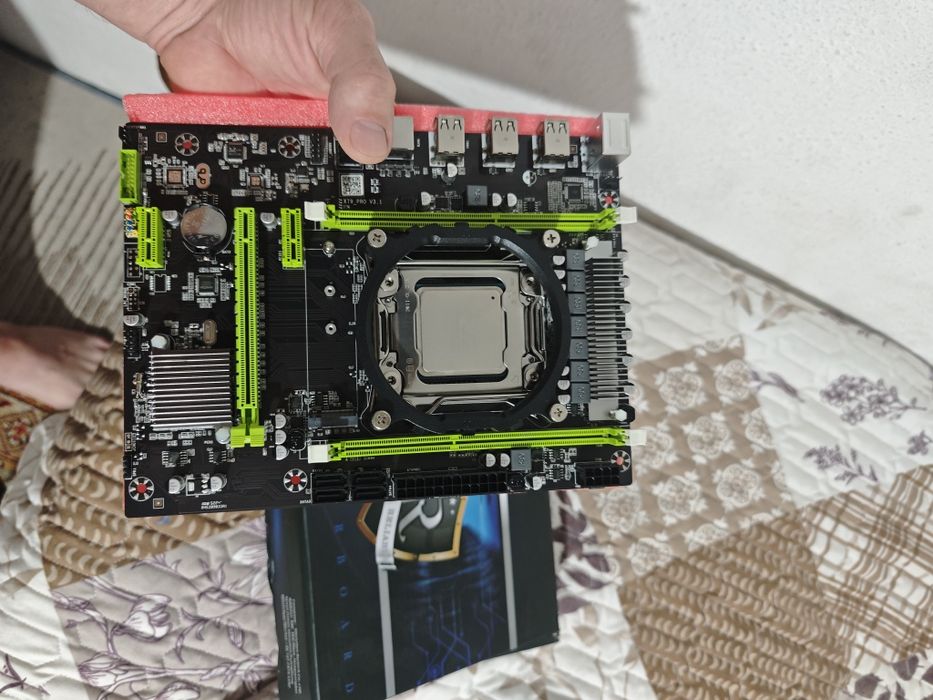 Материнская плата в комплекте.