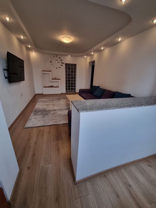 Apartament 3 camere decomandat-2 balcoane + boxa-Zona Casa de Cultura