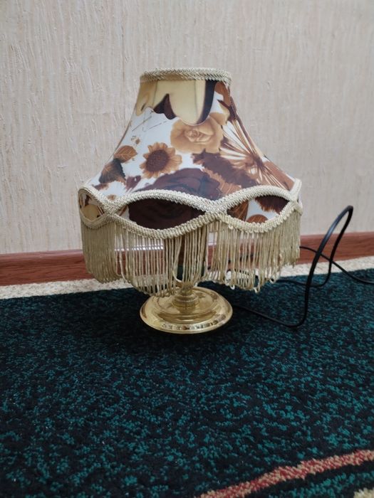 Лампа настольная или прикроватная по обстановке