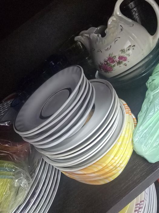 Продам тарелки и чашки