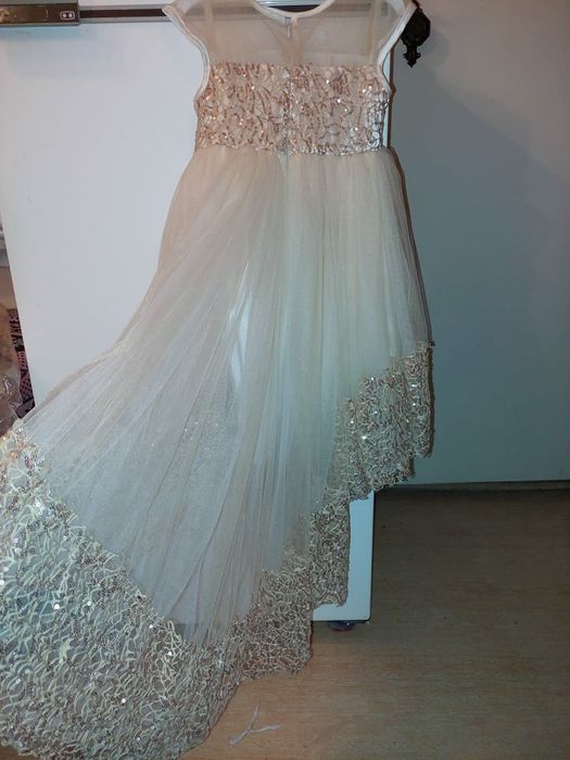 Платье 3г.с шлейфом(как новое)