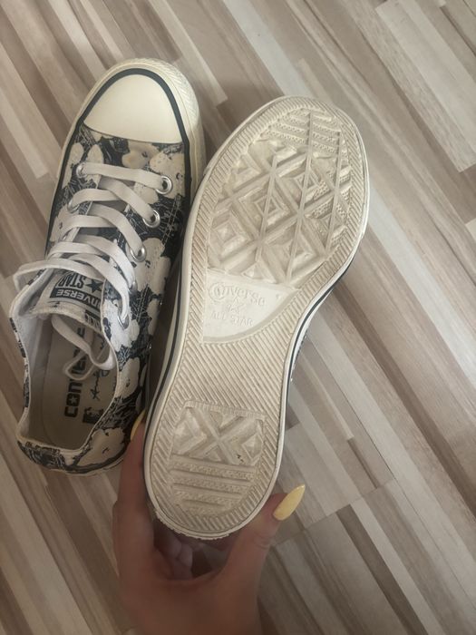 Два чифта обувки-Vans и Converse