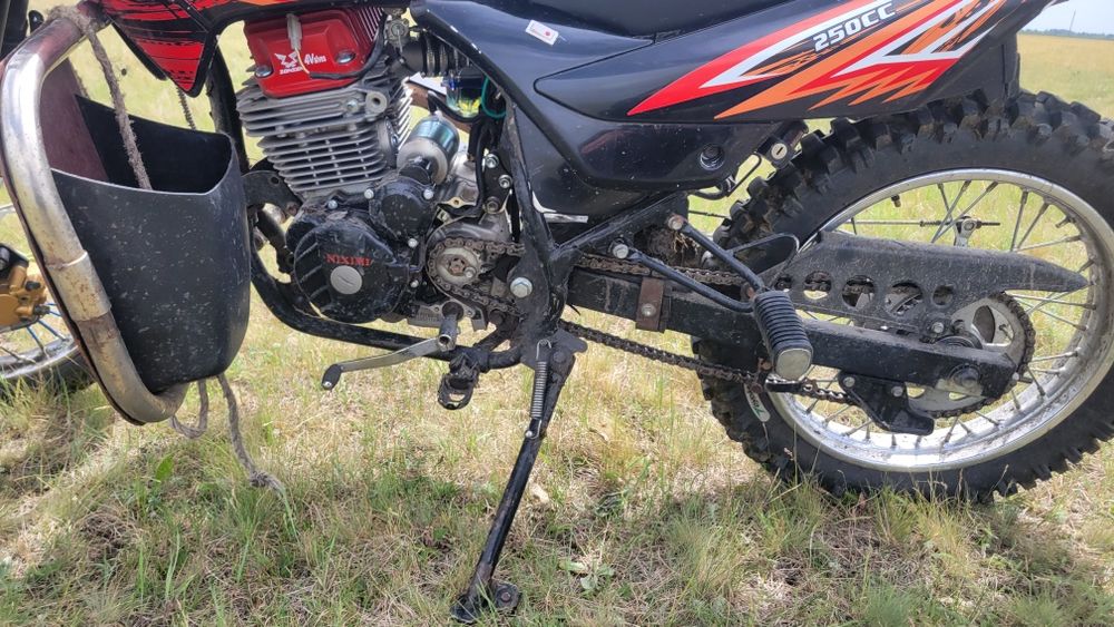Продам мотоцикл эндуро 250 кубов