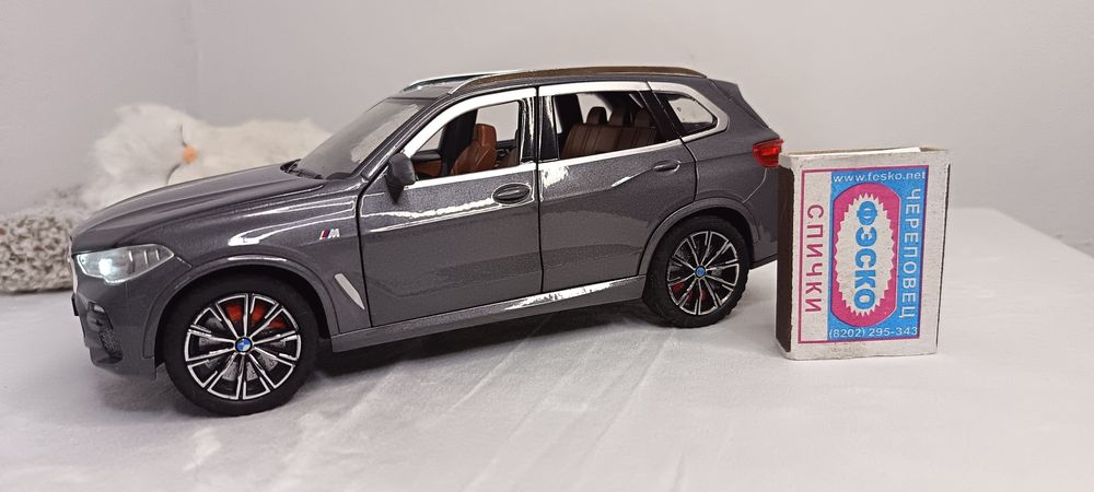 Детская металическая машинка