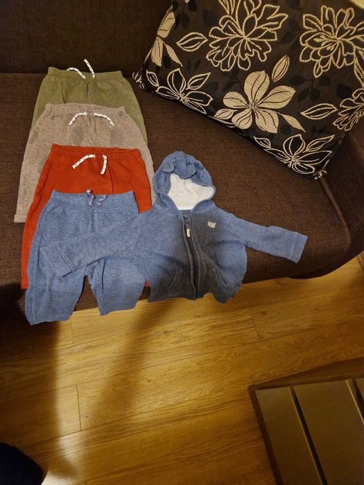 Set haine pantalonii si o bluza de trening