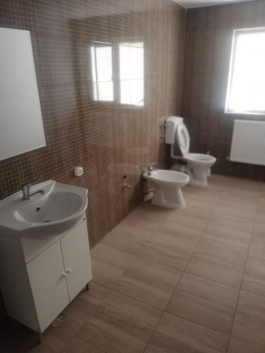 Închiriez apartament 3 camere pe str Stirbei Voda 158