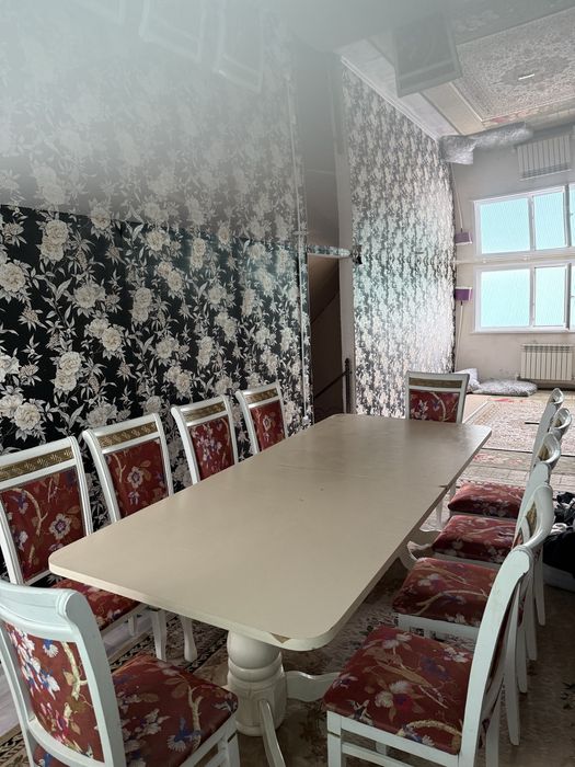 Продаеться стол с 12 стулями