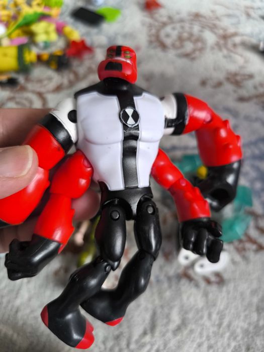 Продам фигуры Бен-10 оригинал