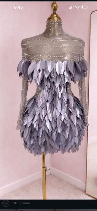 Ефектна рокля-камъни и ефект пера