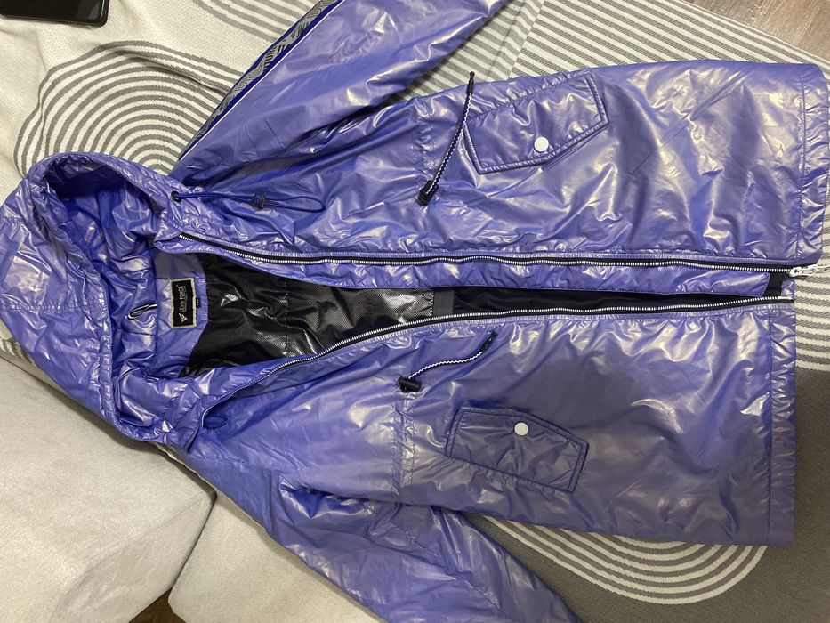 Продам весению куртку для девочки