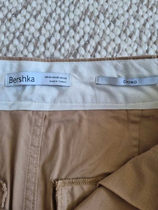 Pantaloni bej cu crac larg de la Bershka