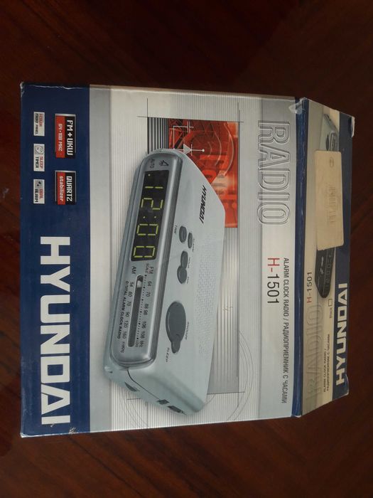 Радиоприемник с будильником "HYUNDAI"