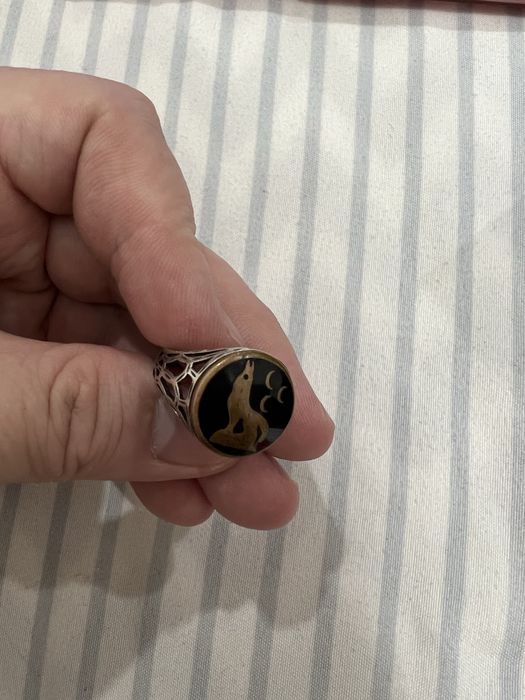 Печатка  воет волк