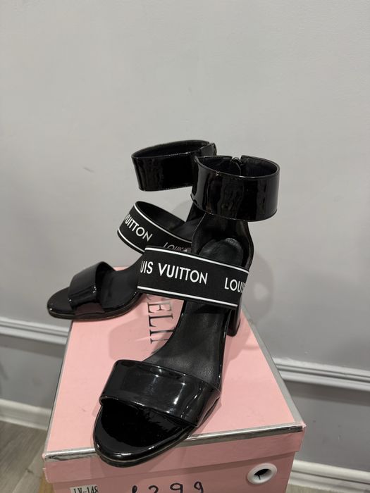 Продам босоножки