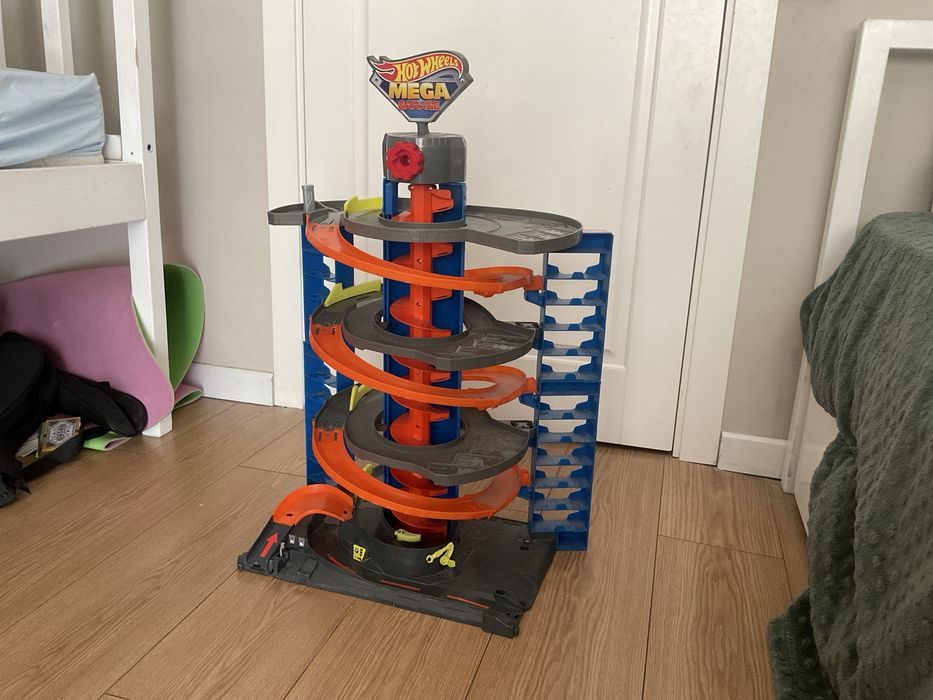 Продам Hot Wheels Mega Garage в отличном состоянии