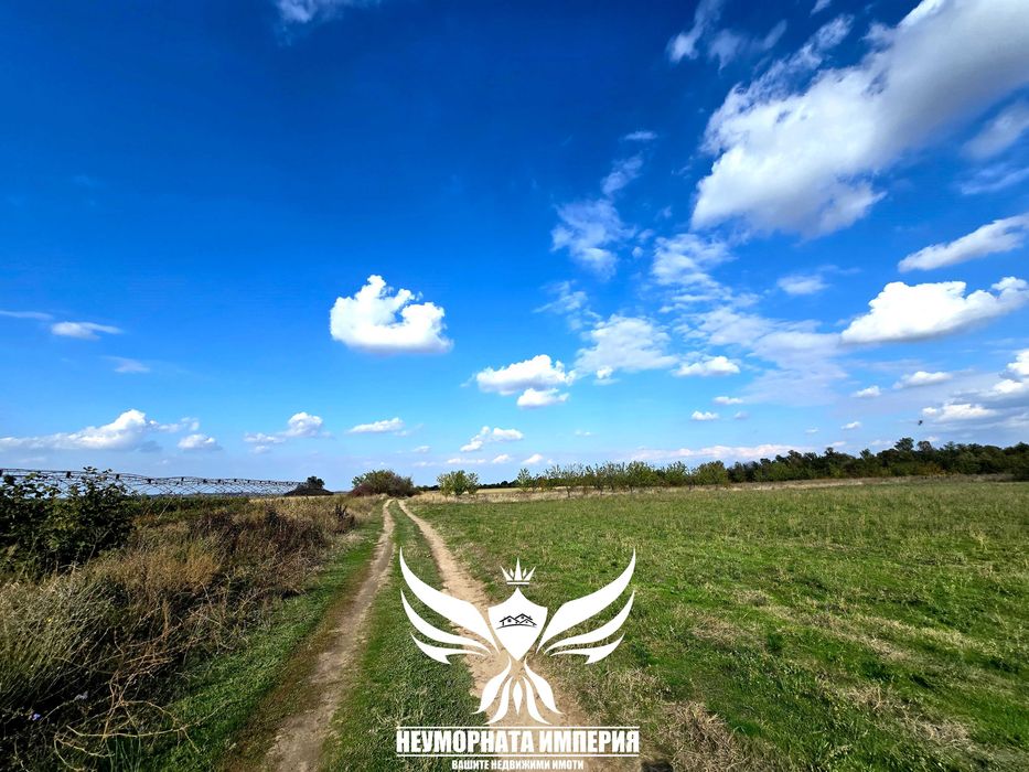 Продавам земя 3300кв.м. вътрешна линия след село Долнослав