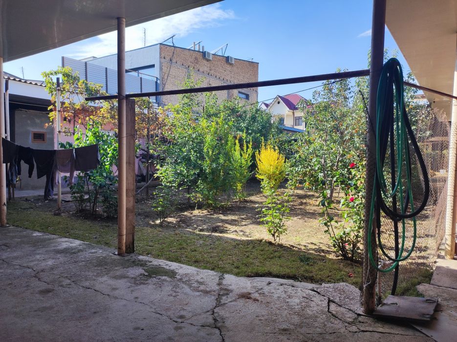 Uy sotiladi 8-sotix narxi kelishiladi