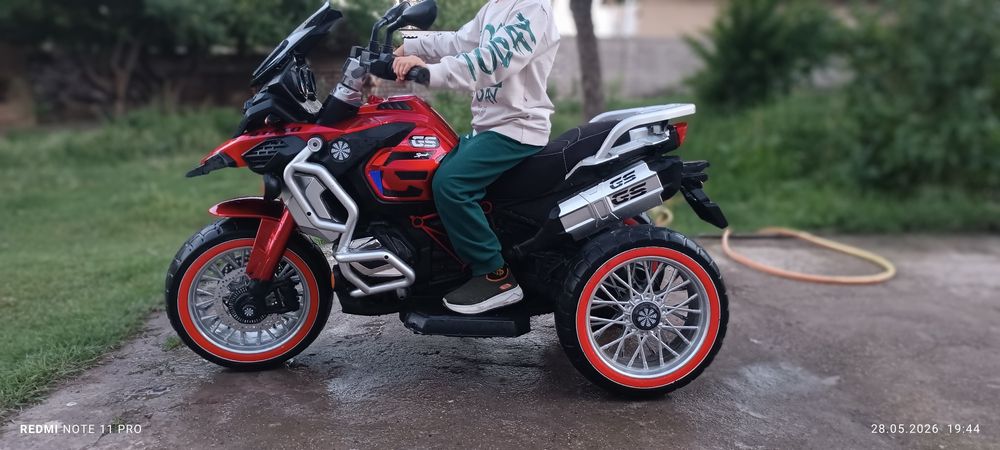 Bolalar uchun mototsikl kalitda o't oladi