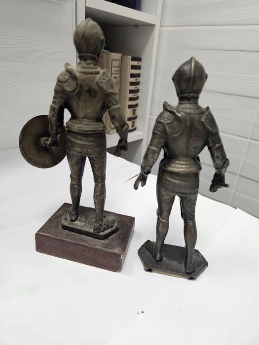Soldați medievali de metal; statuete
