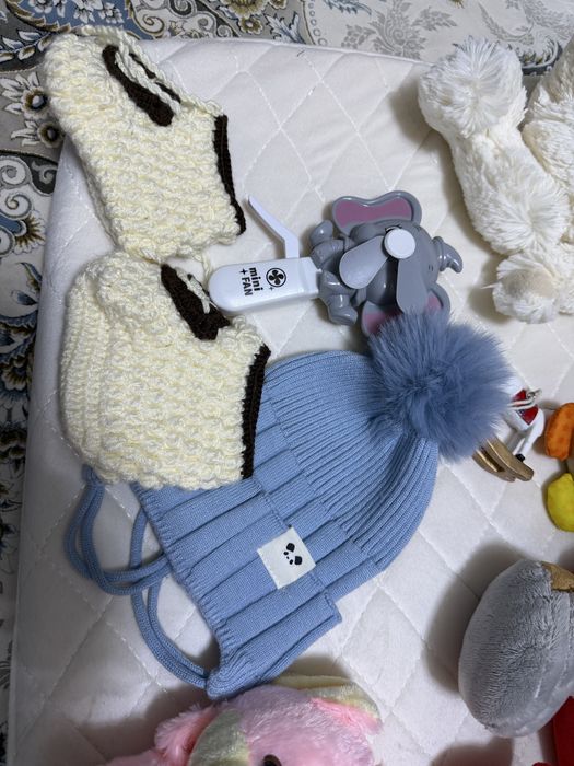 Мягкие игрушки ,пинетка шапка подарок.