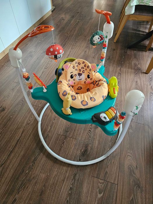 Бебешко бънджи с център за активности Fisher-Price Leaping Leopard Jumperoo с мека седалка на леопард и зелена табла с интерактивни играчки
