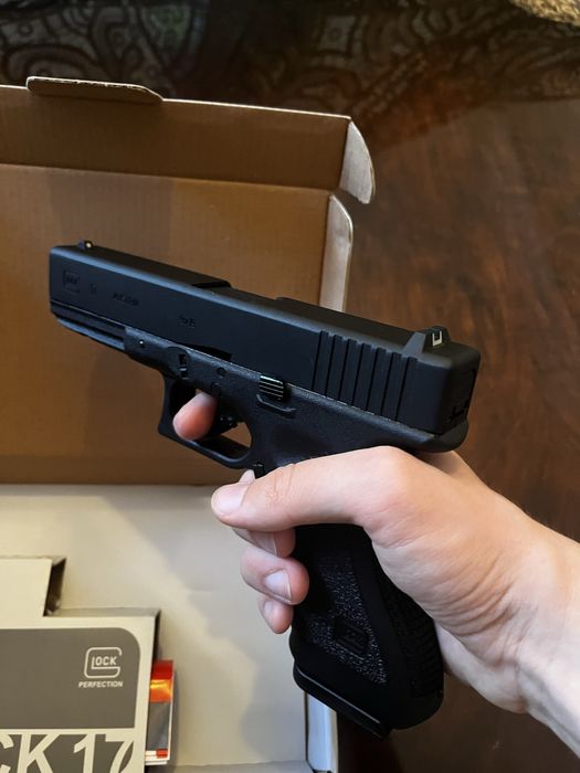 Pistol Airsoft CO2 Blowback: Glock 17 Umarex + consumabile (12 canistre CO2, bile de 0.30g si ulei siliconic)