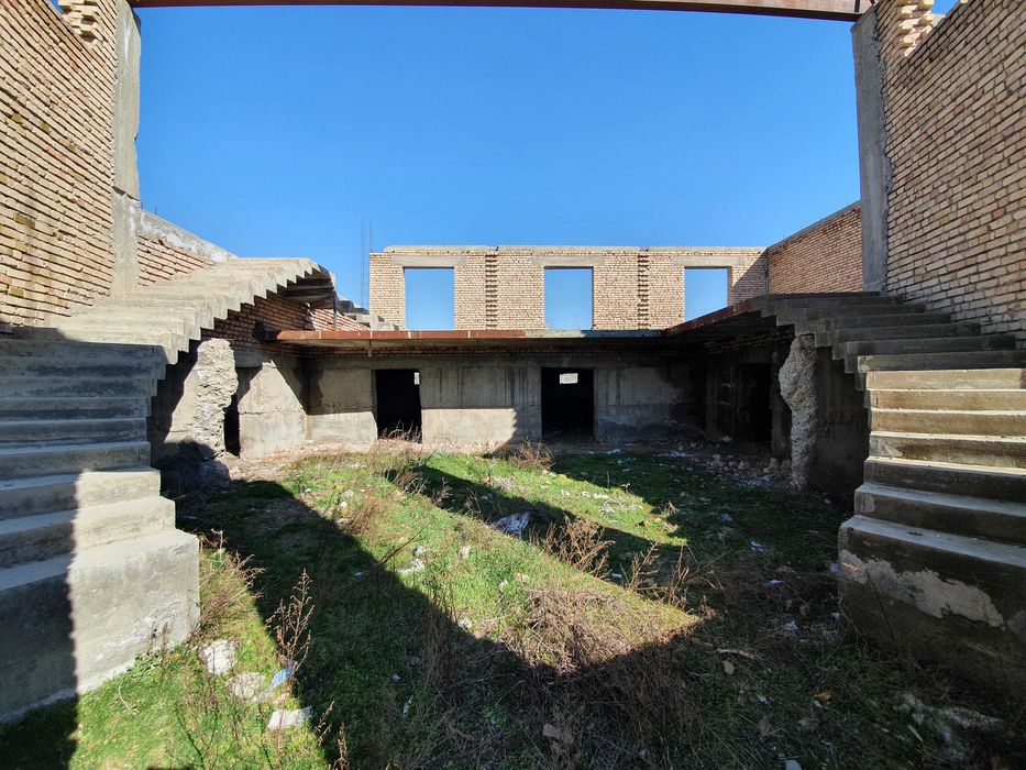 Ishtixon tumani park yonidan 17.5 sotixga 2 qavatli bitmagan bino