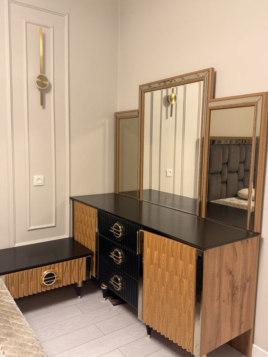 Продам спальный кроват тумбочки камод