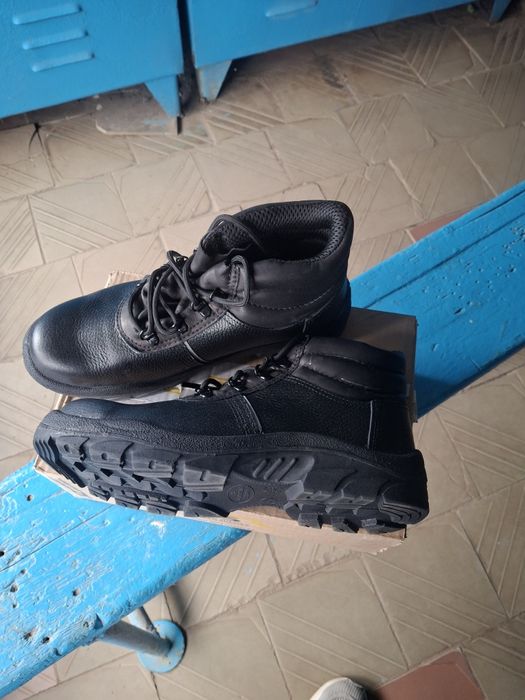 Спец ботинки,новые,43 размер.
