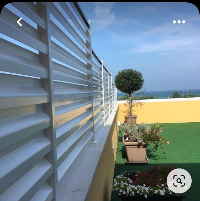 Современные заборы жалюзи для частных домов.