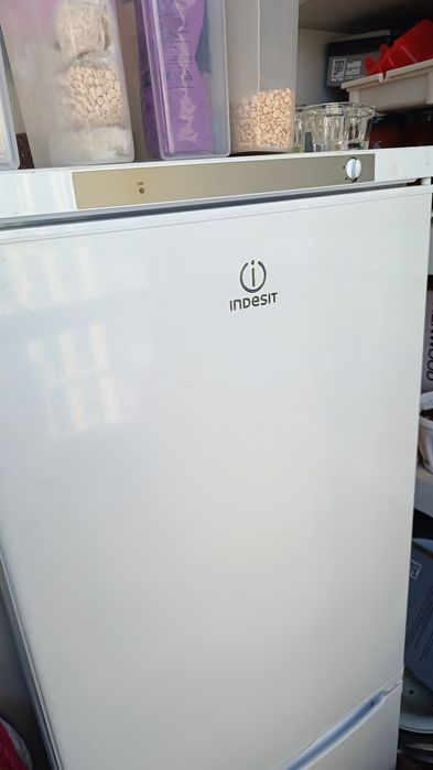 Холодильник Indesit