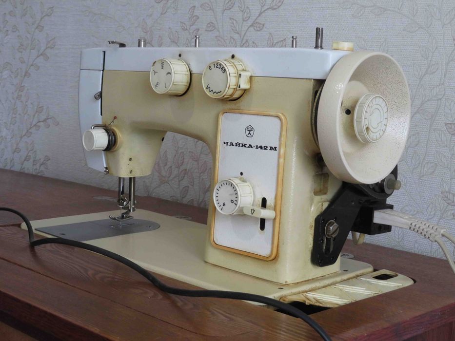 Швейная машина Чайка 142 М с тумбой, электроприводом и педалью