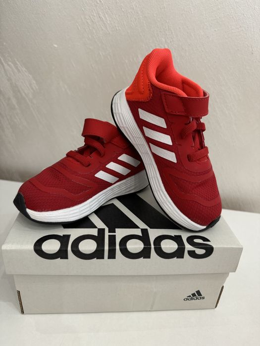 Продавам Бебешки ( детски) маратонки Adidas
