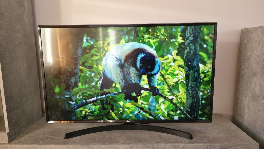 Vând SMART LG bine întreținut mai