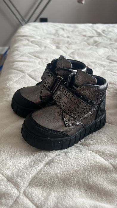 Продаю детские ботиночки