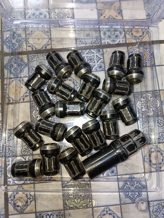 Продам бу колесные болты