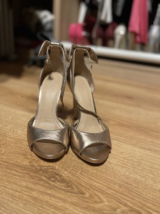 Vand sandaluta Guess auriu rose