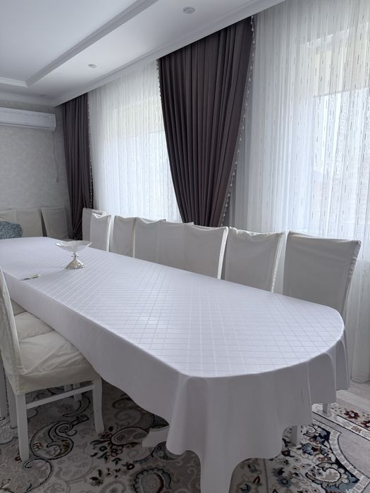 Стол и стуля на гостинный