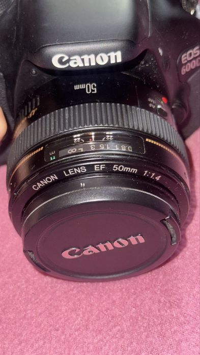 Aparat foto Canon EOS 600D+ obiectiv canon EF 50mm 1:1.4 fix+husa+incarcator +baterie de rezerva.